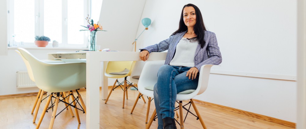 Das Bild zeigt Janett Dudda, die auf die Führungskräfte für die Mediation wartet.